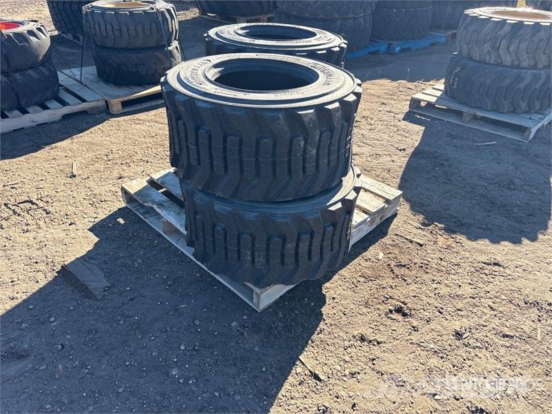 Quantity of (4) Caterpillar 33-15.5x16.5 Tires (Un Gume, točkovi i felne
