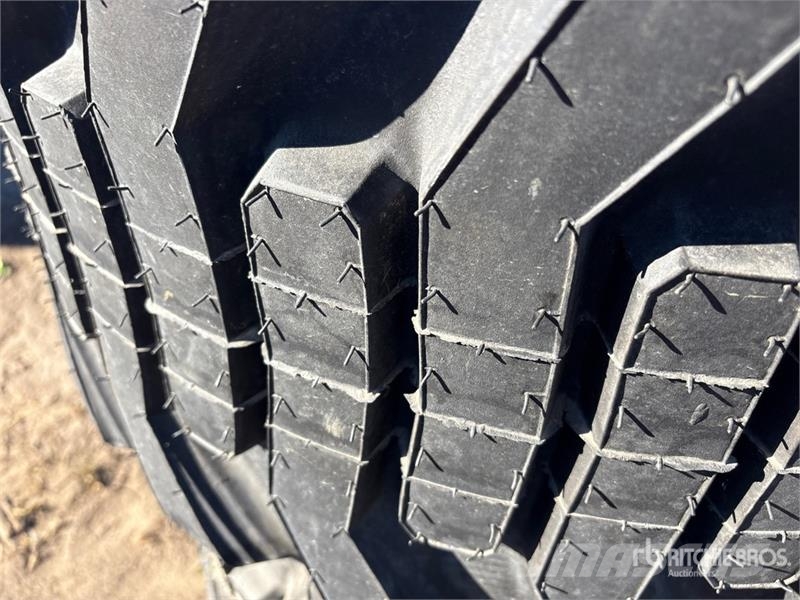 Quantity of (4) Caterpillar 33-15.5x16.5 Tires (Un Gume, točkovi i felne
