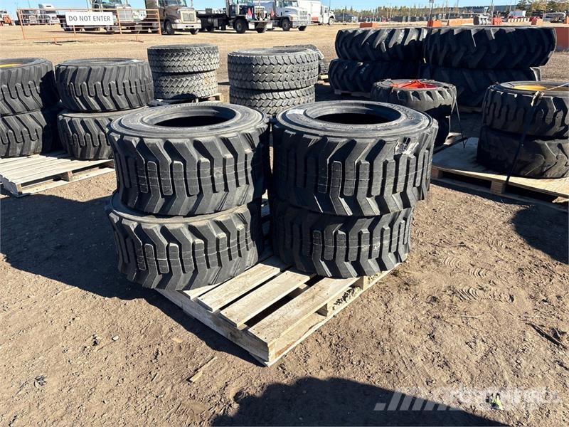 Quantity of (4) Caterpillar 33-15.5x16.5 Tires (Un Gume, točkovi i felne