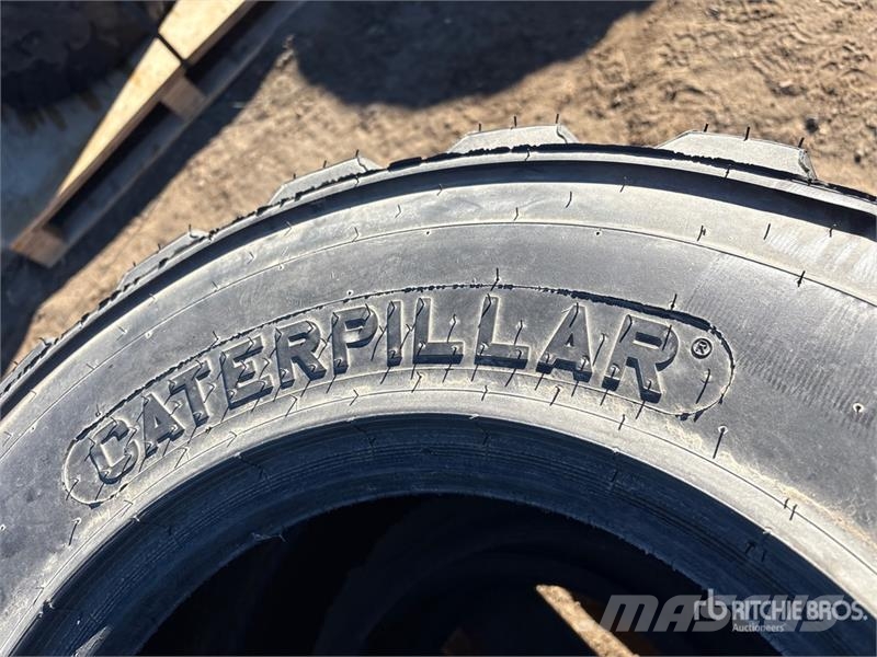 Quantity of (4) Caterpillar 33-15.5x16.5 Tires (Un Gume, točkovi i felne