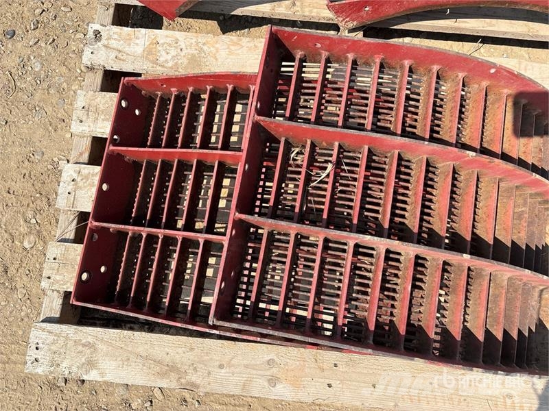 Quantity of (4) Combine Concave - Fits Case IH Com Sklízecí mlátičky