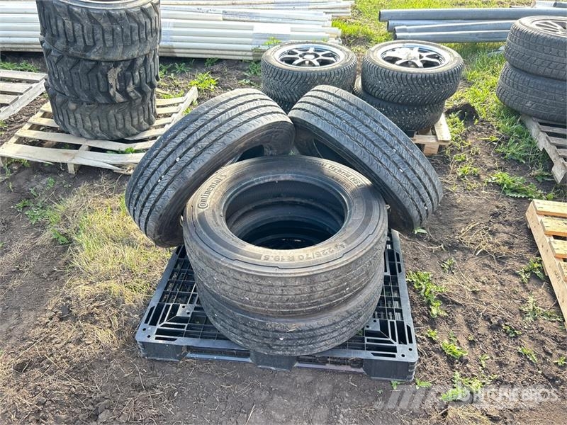Quantity of (4) Continental 225/70R19.5 Tires Tyres, wheels and rims