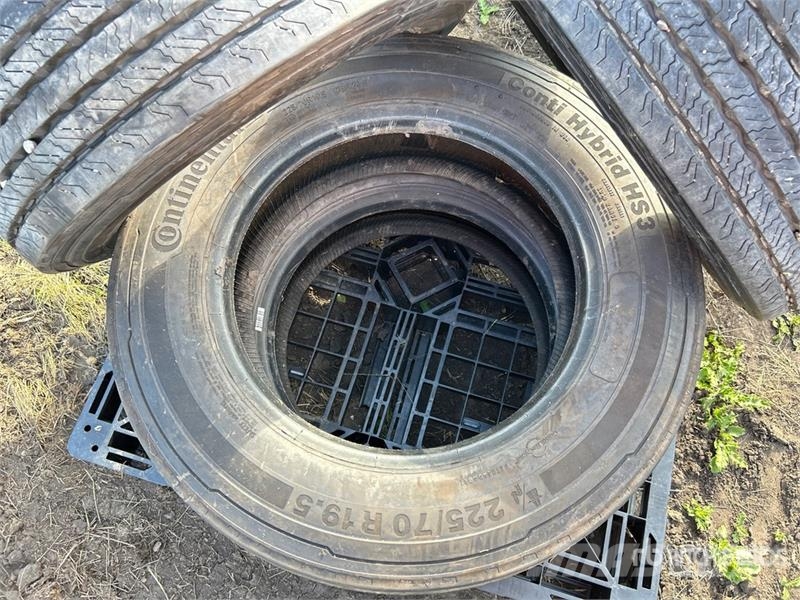 Quantity of (4) Continental 225/70R19.5 Tires Tyres, wheels and rims