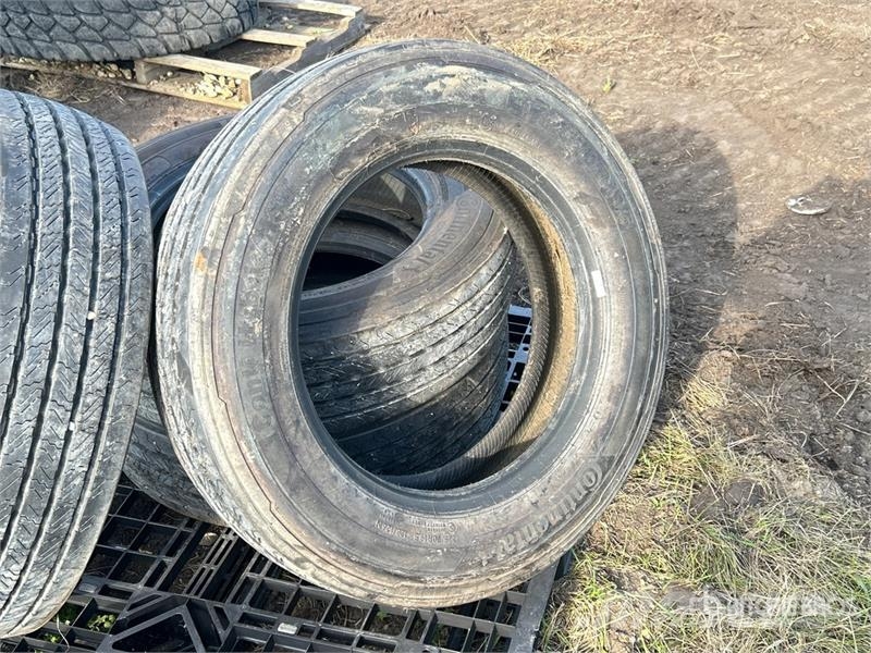 Quantity of (4) Continental 225/70R19.5 Tires Tyres, wheels and rims