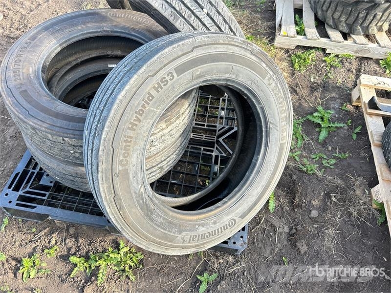 Quantity of (4) Continental 225/70R19.5 Tires Tyres, wheels and rims