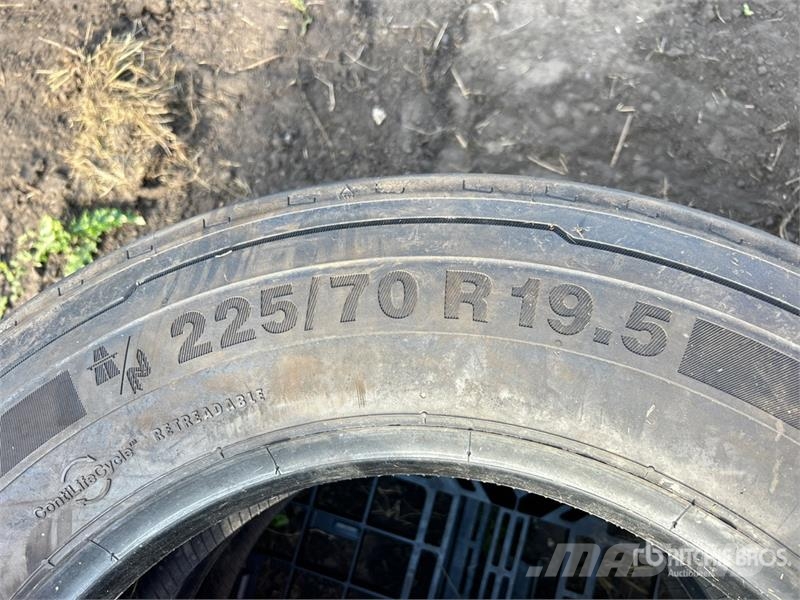 Quantity of (4) Continental 225/70R19.5 Tires Tyres, wheels and rims