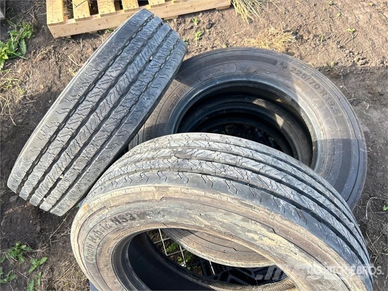 Quantity of (4) Continental 225/70R19.5 Tires Tyres, wheels and rims