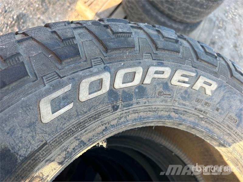 Quantity of (4) Cooper 265/70R18 Tires Шины и колёса