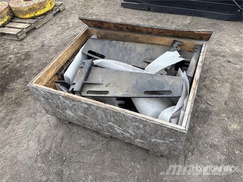 Quantity of (4) Crop Dividers - Fits Agri-Fac Cond Foredlings- og lagerhåndteringsutstyr - Annet
