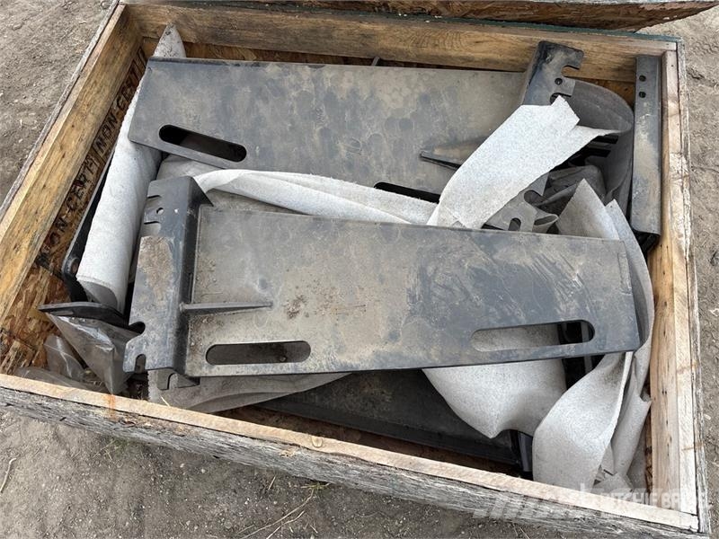 Quantity of (4) Crop Dividers - Fits Agri-Fac Cond Foredlings- og lagerhåndteringsutstyr - Annet
