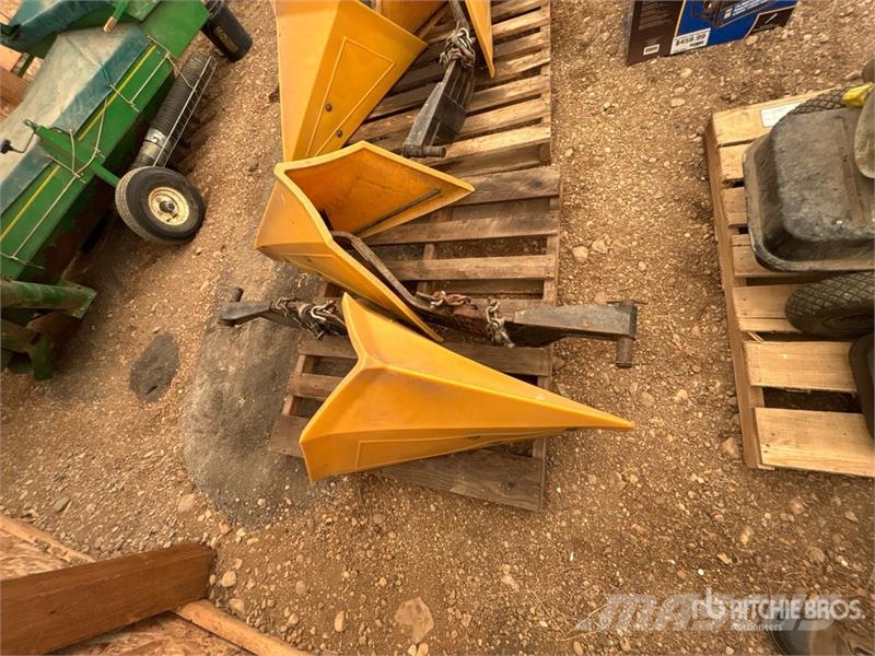  Quantity of (4) E-Kay Crop Dividers - Fits Rogator Viljan käsittely- ja varastointiyksiköt/koneet - Muut