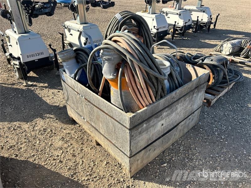  Quantity of (4) Electric Submersible Water Pump Andre komponenter