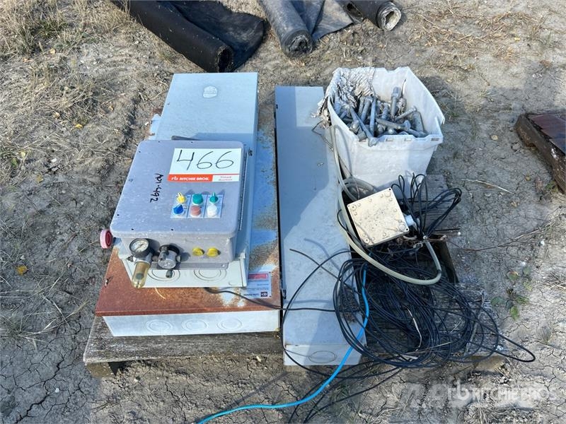 Quantity of (4) Electrical Box, Bolts & Nuts Andre komponenter