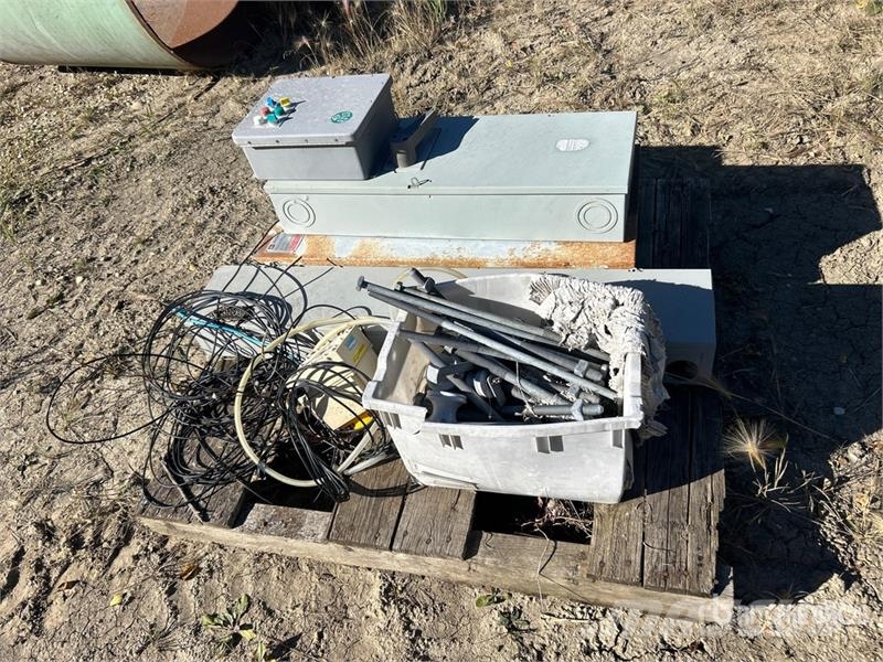 Quantity of (4) Electrical Box, Bolts & Nuts Andre komponenter