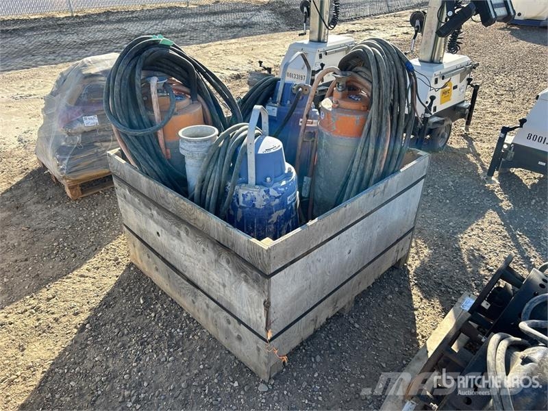  Quantity of (4) Electric Submersible Water Pump Andre komponenter