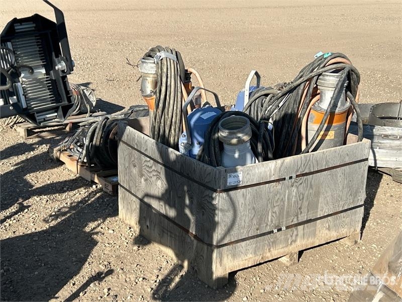  Quantity of (4) Electric Submersible Water Pump Andre komponenter
