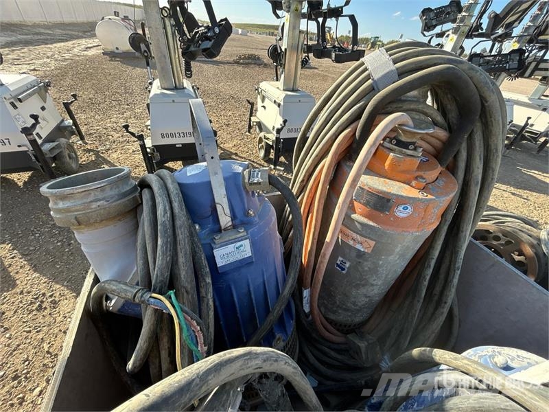  Quantity of (4) Electric Submersible Water Pump Andre komponenter