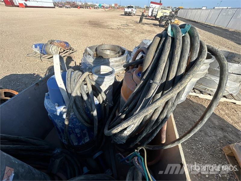  Quantity of (4) Electric Submersible Water Pump Andre komponenter