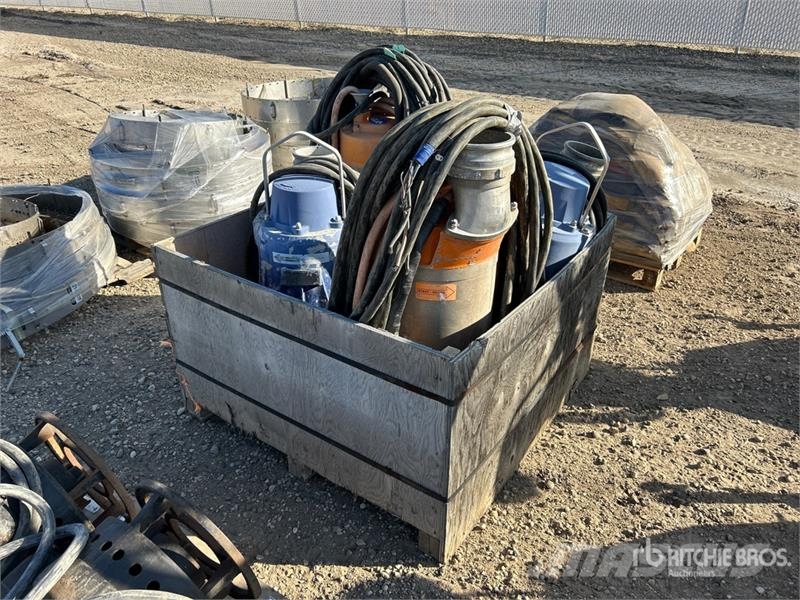  Quantity of (4) Electric Submersible Water Pump Andre komponenter