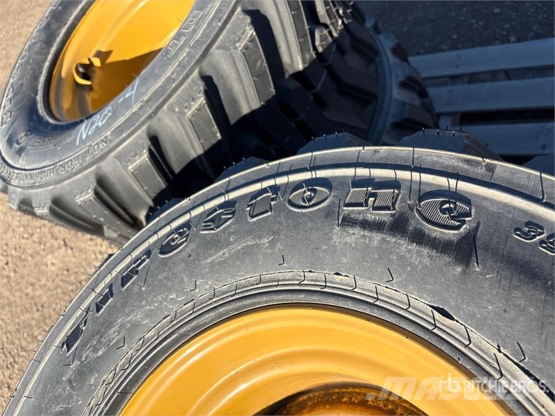  Quantity of (4) Firestone Duraforce 33X15.50-16.5  الإطارات والعجلات والحافات