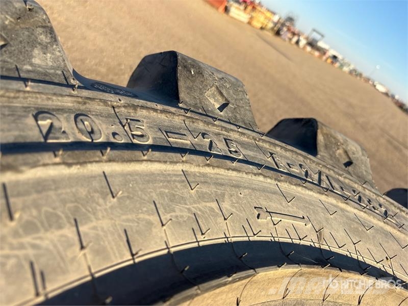 Quantity of (4) Galaxy 20.5x25 Tires Gume, točkovi i felne