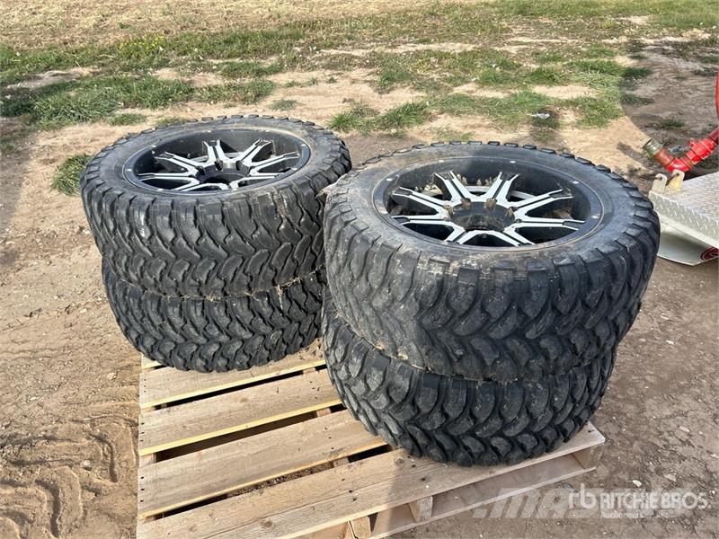  Quantity of (4) Grizzly 33x12.5020 Tires الإطارات والعجلات والحافات