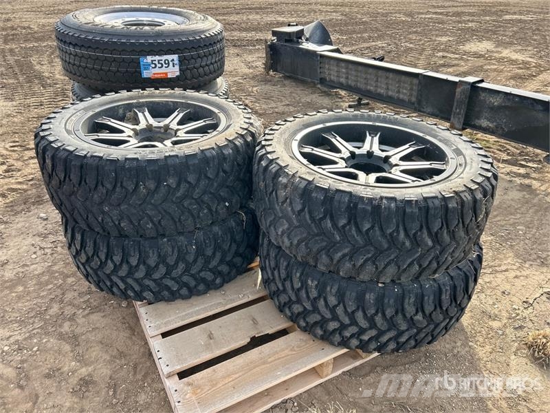  Quantity of (4) Grizzly 33x12.5020 Tires الإطارات والعجلات والحافات