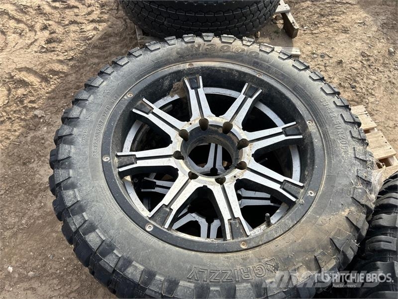  Quantity of (4) Grizzly 33x12.5020 Tires الإطارات والعجلات والحافات