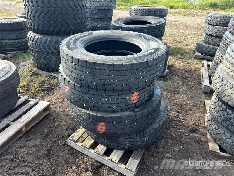 Quantity of (4) Hankook 11R24.5 Tires Tyres, wheels and rims