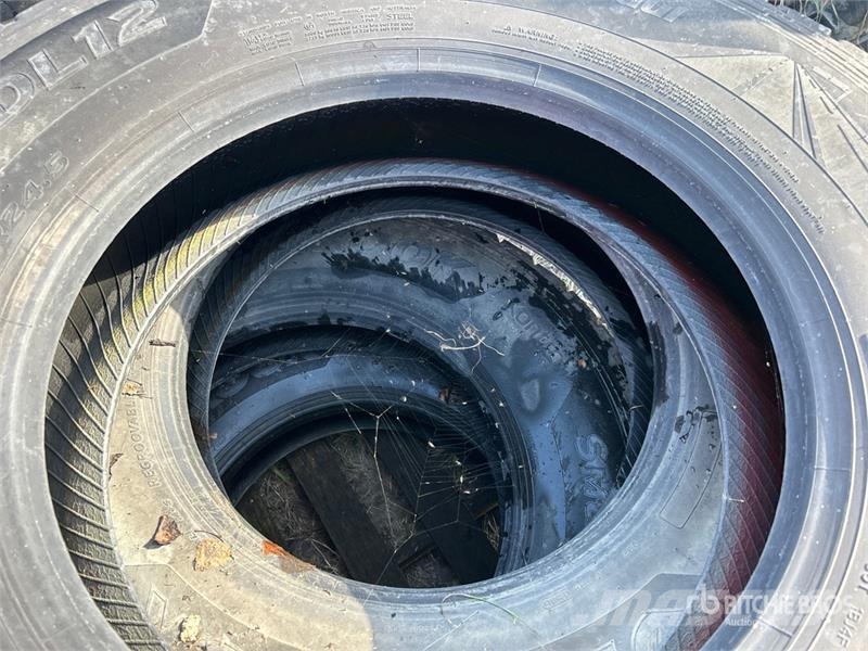 Quantity of (4) Hankook 11R24.5 Tires Tyres, wheels and rims