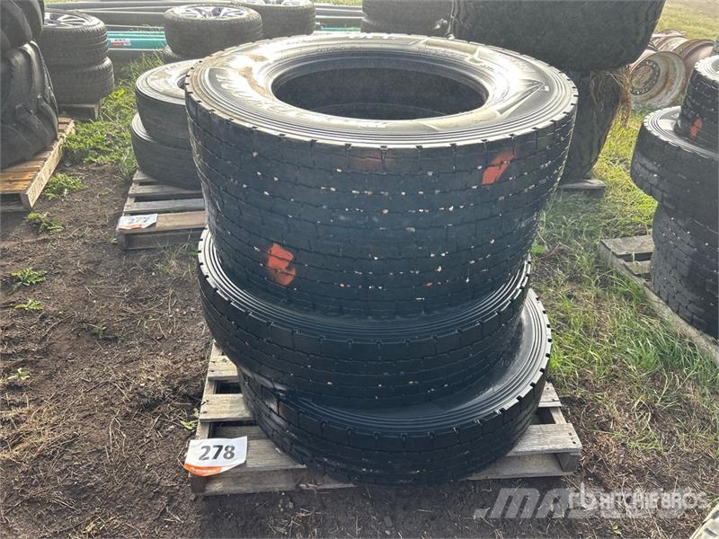 Quantity of (4) Hankook 11R24.5 Tires Riepas, riteņi un diski