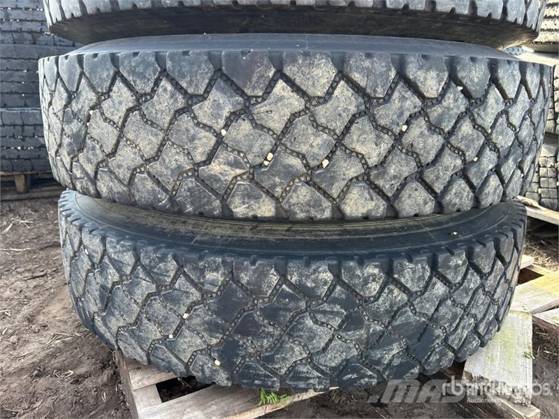 Quantity of (4) Hankook 11R24.5 Tires Tyres, wheels and rims