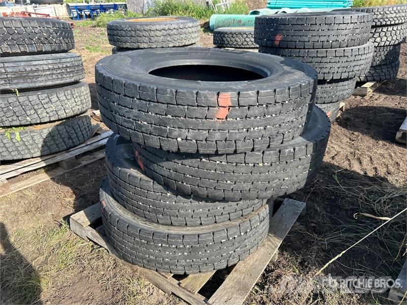 Quantity of (4) Hankook 11R24.5 Tires Tyres, wheels and rims