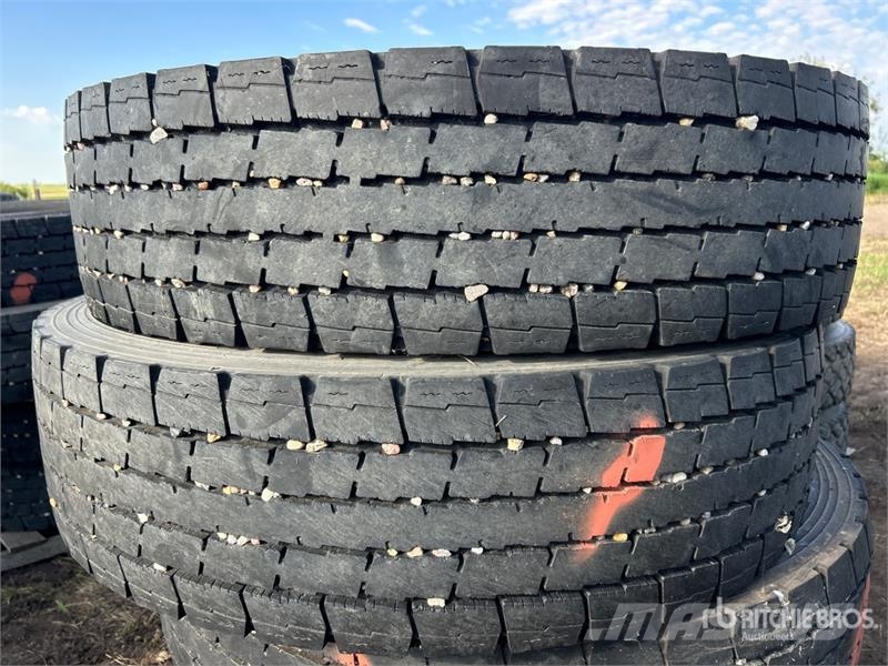 Quantity of (4) Hankook 11R24.5 Tires Tyres, wheels and rims