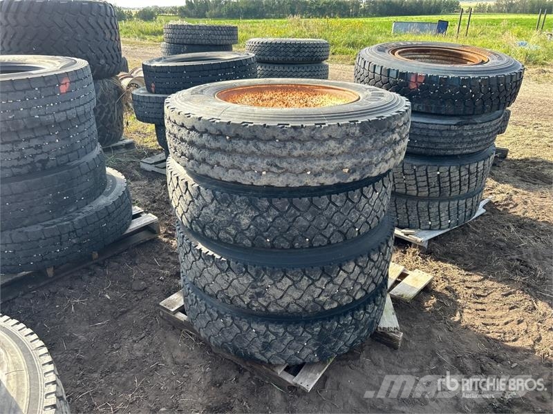 Quantity of (4) Hankook 11R24.5 Tires Tyres, wheels and rims