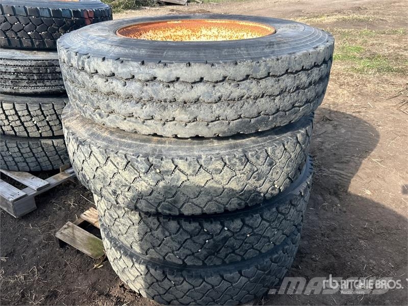 Quantity of (4) Hankook 11R24.5 Tires Tyres, wheels and rims