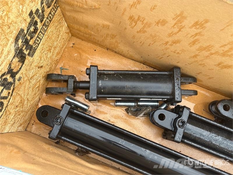 Quantity of (4) Hydraulic Cylinder Transportes - Outros