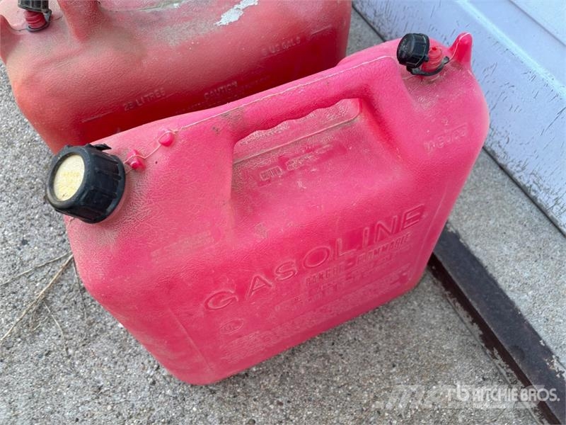 Quantity of (4) Jerry Cans Andre komponenter