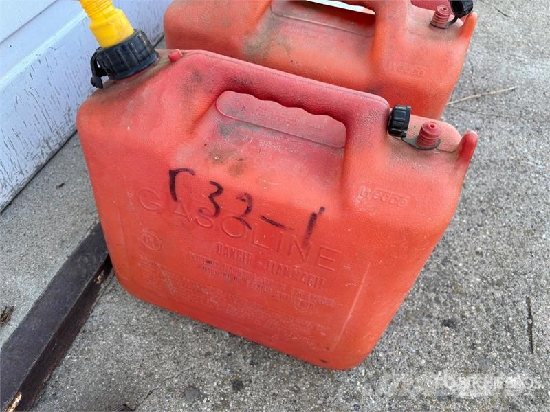Quantity of (4) Jerry Cans Andre komponenter