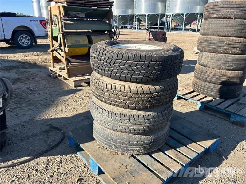 Quantity of (4) Kelly 235/85R16 Tires Шины и колёса