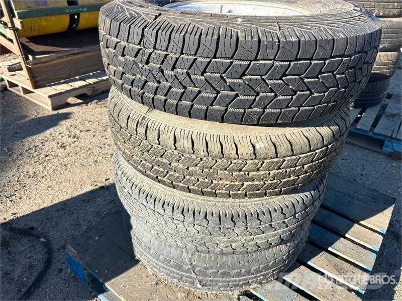 Quantity of (4) Kelly 235/85R16 Tires Шины и колёса