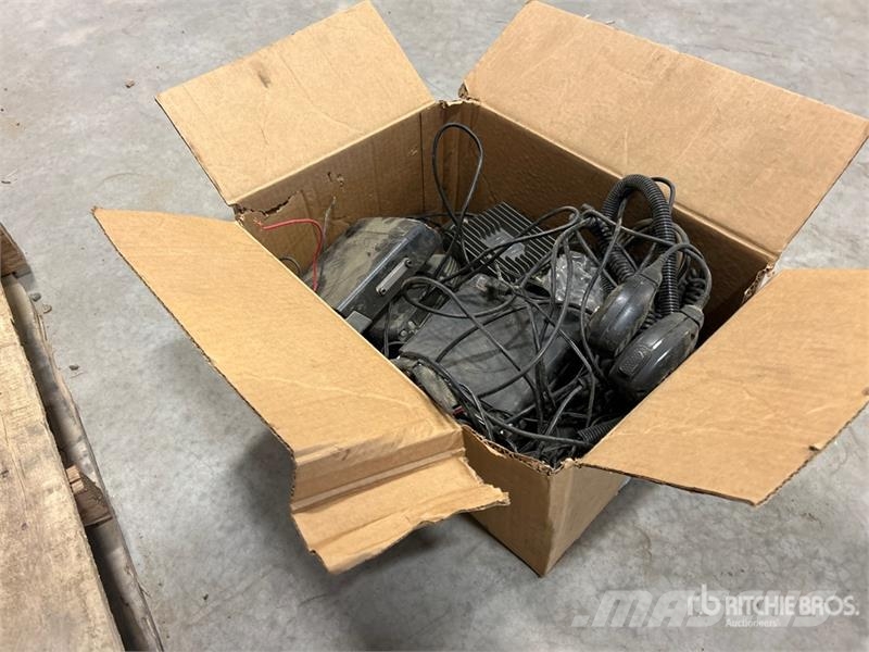  Quantity of (4) Kenwood VHF 2 Way Radios Drugi deli