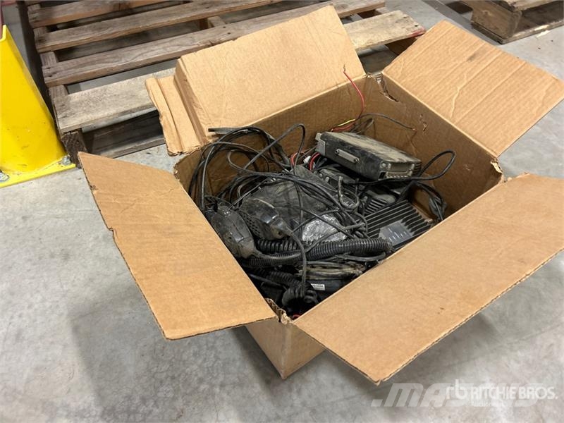  Quantity of (4) Kenwood VHF 2 Way Radios Drugi deli