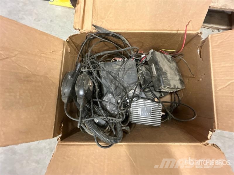  Quantity of (4) Kenwood VHF 2 Way Radios Drugi deli