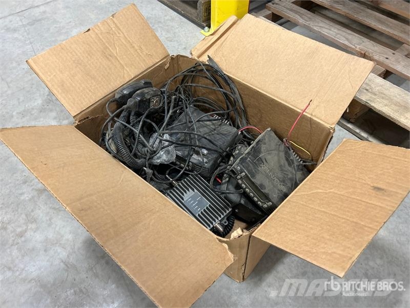  Quantity of (4) Kenwood VHF 2 Way Radios Drugi deli