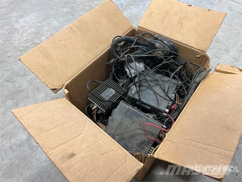 Quantity of (4) Kenwood VHF 2 Way Radios Drugi deli
