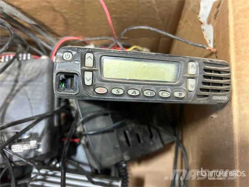  Quantity of (4) Kenwood VHF 2 Way Radios Drugi deli