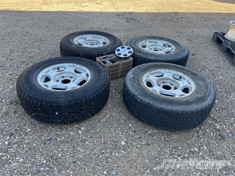 Quantity of (4) LT245/75R16 Tires Pneumatici, ruote e cerchioni