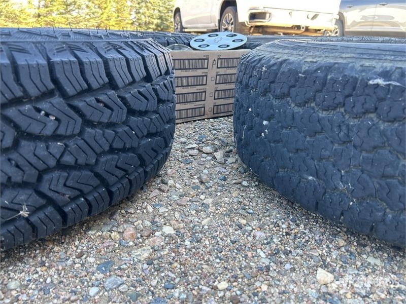 Quantity of (4) LT245/75R16 Tires Pneumatici, ruote e cerchioni