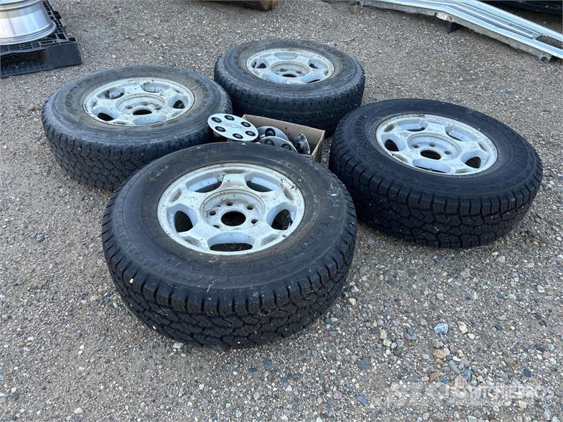 Quantity of (4) LT245/75R16 Tires Pneumatici, ruote e cerchioni